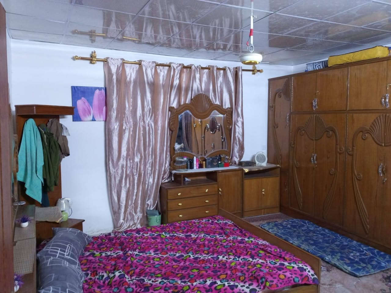 🏡 بيت للبيع - تصميم حديث وموقع مميز (على شارعين) ام الاكبر ول غزلان   بيت تجاوز شارع كراج ابو الريش
​المساحة: 100 متر مربع
البناء: طابقين
الموقع: حي ورم الكبر والغزلان
​🔹 تفاصيل وتقسيم البيت:
​3 غرف نوم: جميع الغرف نظام سويت (Master) للراحة والخصوصية العالية.
​استقبال واسع: مصمم بشكل ممتاز لاستقبال الضيوف.
​مطبخ: متكامل ومصمم بطريقة عملية.
​حولي (صالة داخلية): توزيع مريح يربط أجزاء البيت بانسجام.
​🔹 المميزات والخدمات:
​موقع  (على شارعين): 
​منطقة كاملة الخدمات:
​🛣️ تبليط وشوارع مخدومة
​💧 شبكة ماء إسالة
​🔌 كهرباء مستقرة
​🚽 شبكة مجاري متكاملة
​📞 للتواصل والاستفسار:
​***********
