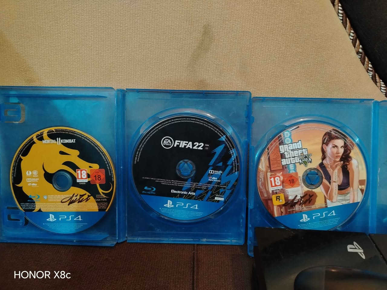 بلي 4 فات اصدار 12.00
مع جوستكين يريدن فقط تبديل البطارية
مع العاب او اقراص FIFA 22 و Mortal Kombat و GTA V 
البلي ما مهكر 
السعر 200 الف 
ملاحظة البلي ياباني 
العنوان النجف الاشرف ، حي ميسان
للاتصال والاستفسار :
*********** النجف, العراق
