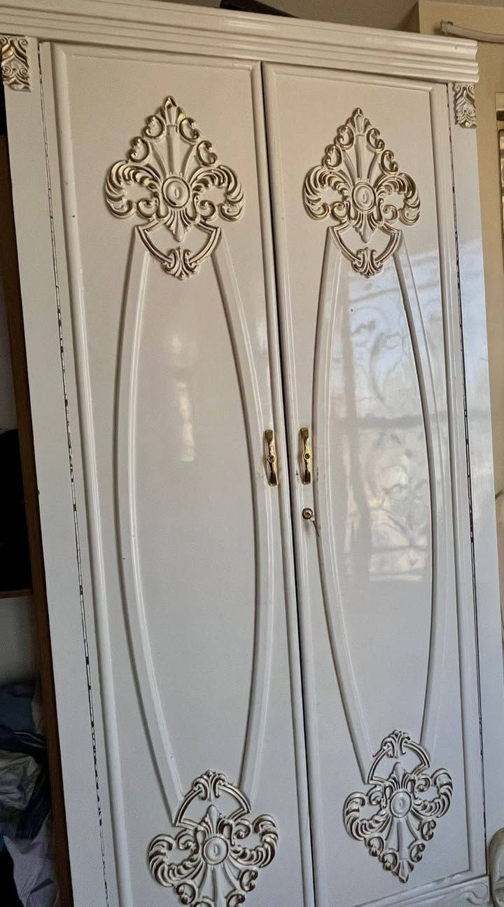 سلام عليكم غرفه عراقيه شكل تركي نضيفه كلش بس الميز بي زلغ موضح بصوره والباقي جديده السعر مليون و 150 المكان الحبيبيه الاتصال ***********
