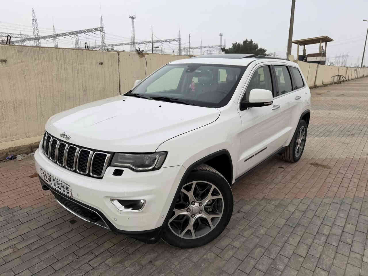 السلام عليكم   ( للبيع فقط )

السعر : 283 وبيه مجال بسيط للشراي يخابرني ويامر امر

جيب كراند شيروكي ( JEEP GRAND CHEROKEE )   

اللون : ابيض 🤍

الفئه : LIMITED PLUS  

موديل: 2019

رقم السياره: بغداد الدولي بسمي شخصيا تحويل اي وقت   

المحرك: 6 سلندر 3600

المسافه المقطوعه : 109 MI

حاله السياره : كفاله من الصبغ ( لاضربه ولاصبغ ولاتبديل ) فقط بارد وبيه سونار وكدامكم بالصور
**********************************************
1- سقف بانوراما 
2-كاميرا خلفيه دواره 
3- شاشه كبيره مع نظام ملاحه نفكيشن GPS
4- رادار خلفي وجانبي 
5- توقف ذاتي عند فتح الباب
6- داخل جلد بيجي بلاد  
7- دخول ذكي بصمه
8- سستم صوت الباين مع سماعات الباين 
9- شفتات استيرن 
10- حساسات خلفيه واماميه
11- المقاعد الاماميه ( حضن ) وكهرباء
12- مرايا متحسسه للاضاء العاليه + نقطه عمياء 
13- المصابيح زنون بلاد ( عالي وناصي )
14- شاشات خلفيه بلاد 
15- مري قلاب + اشاره بالمري + هيتر بالمري
16- المقاعد الاماميه والخلفيه تدفىه وتبريد مع استيرن تدفئه
17- كرسي السائق خزن ميموري ( وضعيات الجلوس )
18- جنطه كهرباء 
19- استيرن كهرباء 
20- دفع رباعي 4*4
***********************************************
*السياره نظيفه وناصبه وكدامكم الصور ومابيه نقص 
* كير تبريد كفاله ع وضع الشركه 
*حداده جديده 
*تخم تاير جديد ودسكات جدد 
*ومابيه كلوب مشتغل بالشاشه

مكان السياره : ذي قار ( ناصريه ***********
واسف ع الاطاله
