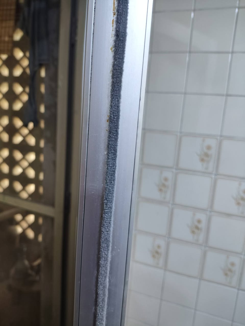 تركيب مانع غبار إلى شبابيك الشقق والدور الصفر يمنع دخول الهواء والترب ويمنع هتزاز الشبابيك وتركيب مناع غبار إلى شباك الحمام وكذالك باب المنشر وباب البلكونه عمل بما يرضي الله والناس
