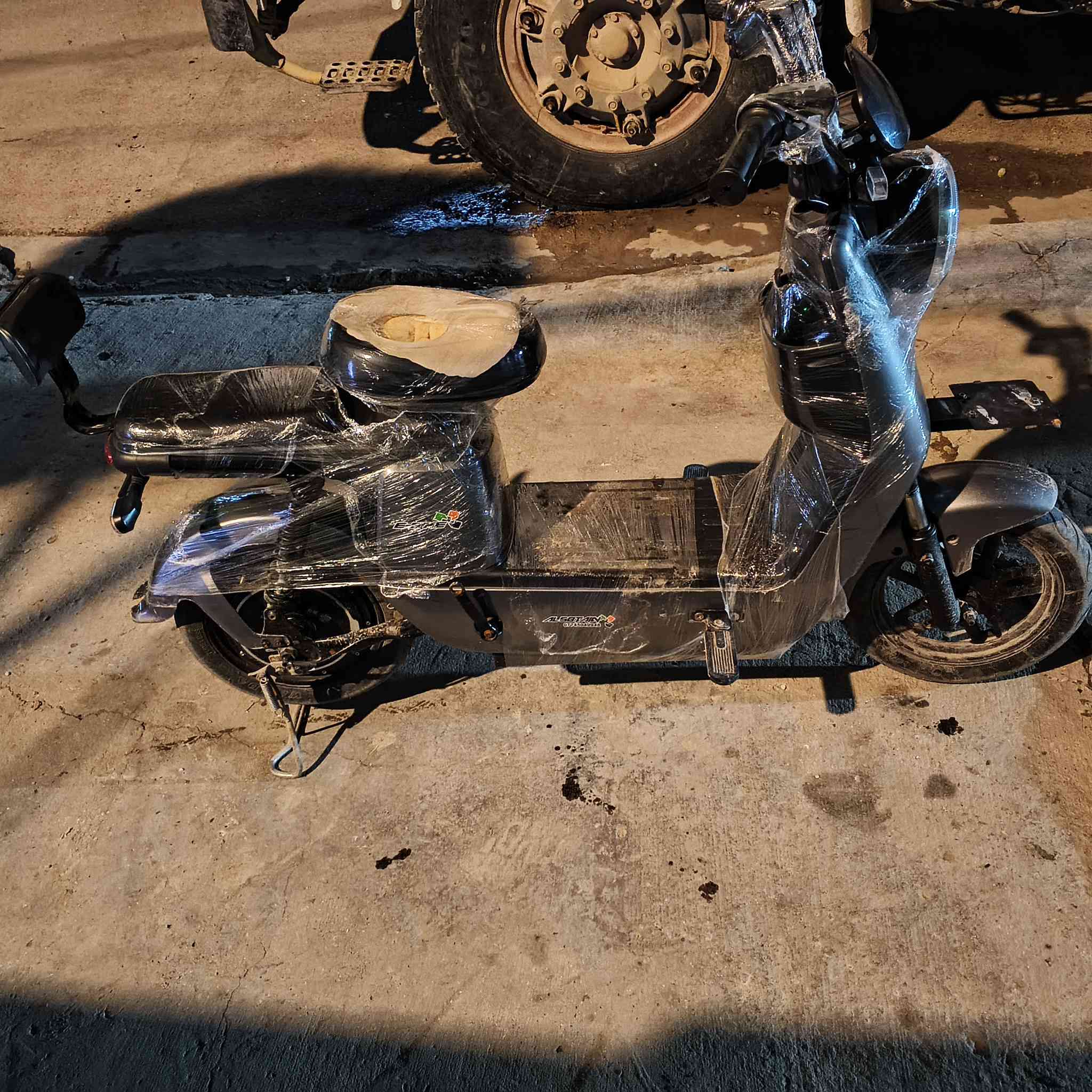 سلام عليكم دراجه شحن للبيع نضيفه سعر 290 بيه مجال العنوان المشتل بشارع المدارس ***********
