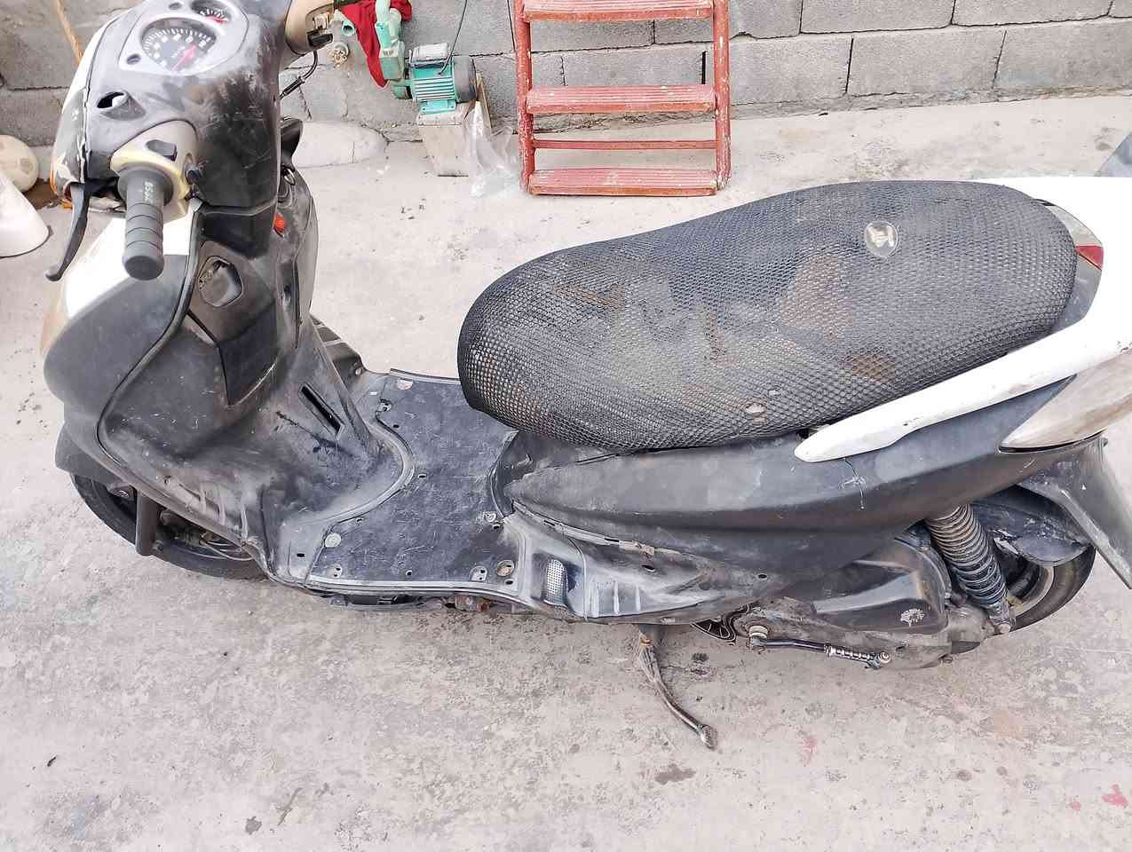 السلام عليكم سكنس نثيه دراجة نضيفة نكره سلف بكل وكت شلعه ومعدل 325بلديات الصحفيين *********** 🉐🉐
