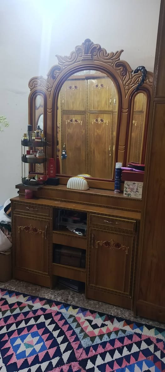 السلام عليكم غرفة نوم صاج داخل وخارج اخت الجديدة نضافه 90بل ميه مال زواج السعر 750 وبيه مجال بصيط حك لجية لعنوان بغداد الشعب حي البساتين متواجد فقط وتساب الرقم ***********
