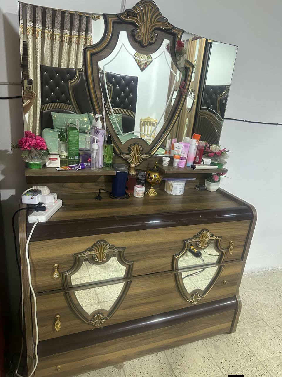 لللبيع  ١٢ قطع غرفه نوم تركي سعر ٥٥٠ وبيه مجال ع خاص 
الرمادي شارع ستين
*********** للإستفسار
