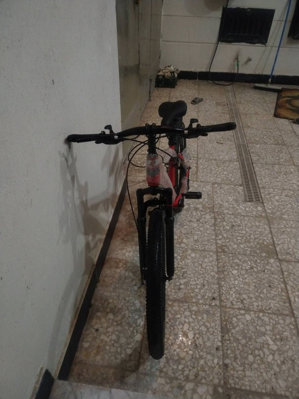 بايسكل جبلي جديد حجم 26 شاهد علي كلشي مابي طلع بي بس يوم واحد ابيعه 200 وبي مجال العنوان بغداد الحسينيه الرقم ***********
