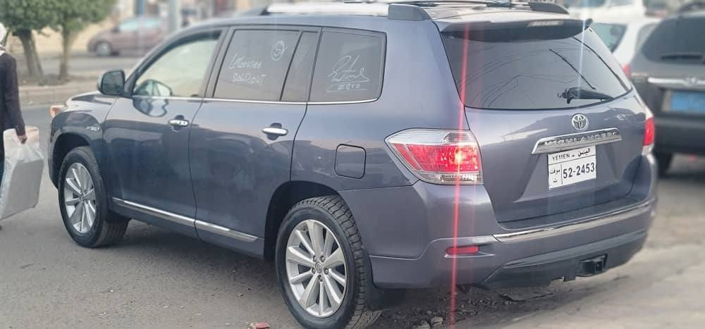 *تويوتا هايلاندر 2013 هايبرد فل كامل – سيارة الدفع الرباعي الفاخرة والاقتصادية*

*المواصفات:*
- *المحرك:* هايبرد 3.5 لتر V6، قوة 280 حصان
- *الناقل:* أوتوماتيك 5 سرعات
- *الدفع:* AWD رباعي مستمر
- *اللون:* بحري
- *الاستهلاك:* 15-18 كم/لتر

*المميزات:*
- مقاعد جلدية فاخرة وقابلة للتدفئة
- شاشة ترفيه 7 بوصة (نظام الملاحة + بلوتوث + USB + AUX)
- نظام صوتي JBL 9 سماعات
- تكييف مزدوج
- فتحة سقف بانوراما
- جنوط 18 بوصة
- نظام أمان متقدم

*السعر:* 11,000 دولار أمريكي
*الموقع:* صنعاء

#تويوتا_هايلاندر #2013 #هايبرد #فل_كامل #سيارة_دفع_رباعي #صنعاء
للتواصل 775017274
صاحبها محتاج


**إذا كنت صاحب هذا الإعلان وتريد حذفه لأي سبب، رجاءا أرسل رسالة إلى الدعم الفني**