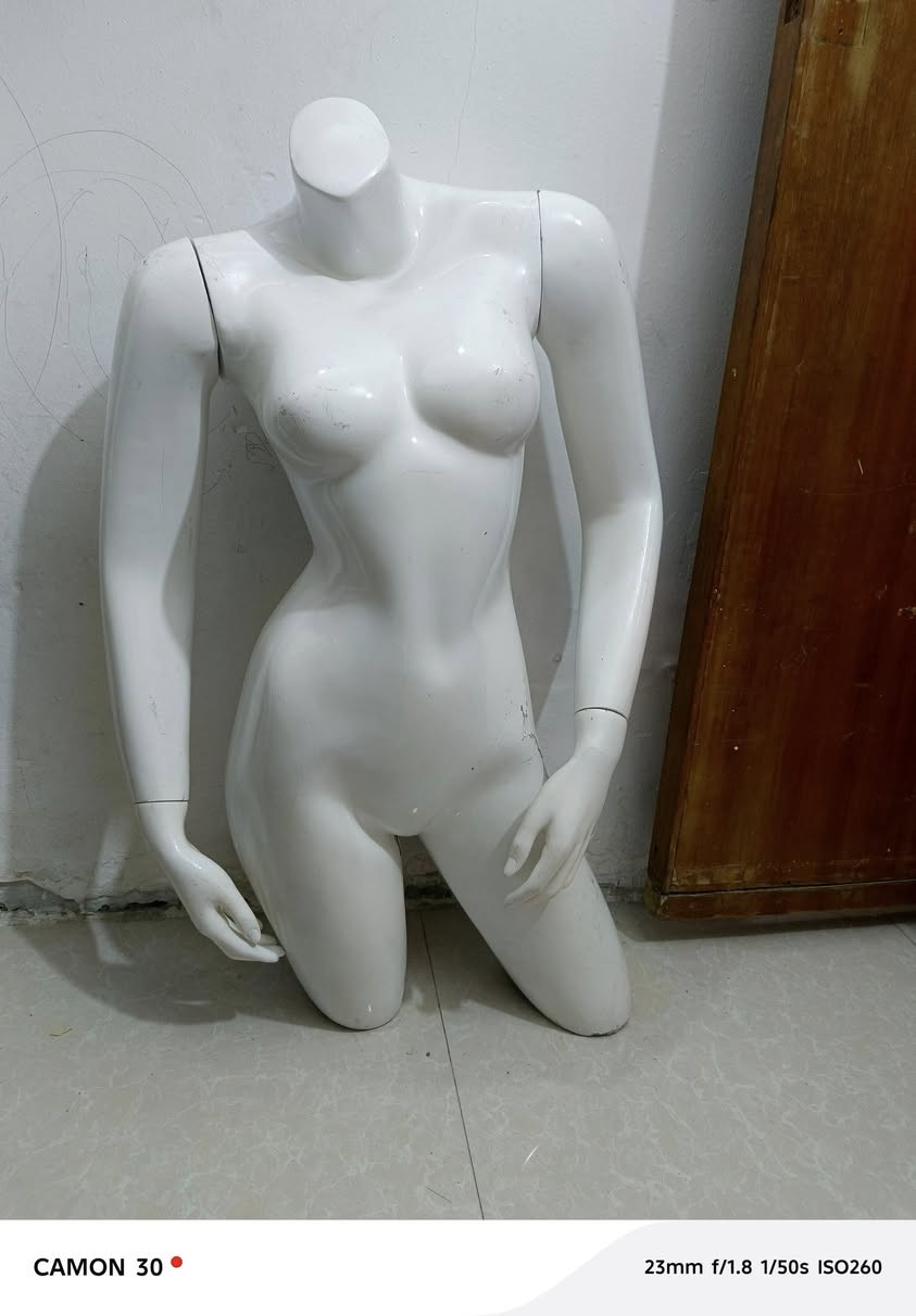 سلام عليكم بنات عندي ملكانات مستعمله للبيع اكو بيهن كاملات ايد ورجل واكو بدون واكو مال لانجري لتحب تتواصل على هالرقم *********** واسعار جدا مناسبه
