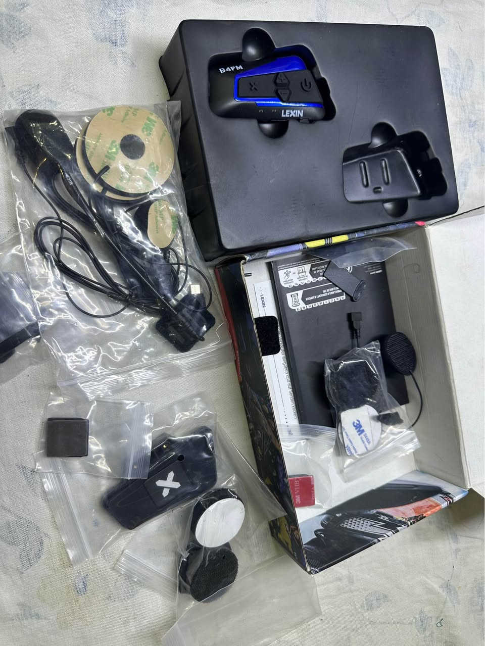 جهاز اتصال خوذه دراجة
نوع لكسن ماركة معروفه 
قطعه وحده مع الملحقات 
جديد غير مستخدم
40 الف 
مكاني بغداد توصيل موجود 
*********** بغداد, العراق
