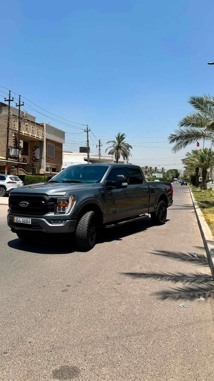 🚘 **للبيع: Ford F-150 XLT Sport 2023**
📍 رقم السليمانية — باسمي تحويل مباشر | وارد أمريكا

**المواصفات الفنية:**
▪️ فئة XLT Sport — فل مواصفات عدا الفتحة
▪️ محرك 3.5L EcoBoost تويــن تيربو V6
▪️ كير أوتوماتيك 10 سرعات
▪️ دفع رباعي 4WD
▪️ باب طويل / بدي طويل

**أنظمة الأمان والقيادة الذكية:**
▪️ قيادة شبه ذاتية (Lane Centering + Adaptive Cruise)
▪️ رادار تحديد المسار
▪️ نظام النقطة العمياء
▪️ توقف ذاتي أمامي وخلفي
▪️ كاميرا خلفية + حساسات

**الكماليات:**
▪️ شاشة كبيرة + Apple CarPlay لاسلكي
▪️ تشغيل بصمة
▪️ كشنات جلد لون مشمشي مع تدفئة
▪️ تبريد السيارة ثلج
▪️ ويل 20 إنج + تخم تايرات جبلية **جديد**

**الإضافات (بضمانات):**
▪️ كتاب تضليل مروري 80% مسموح بكل العراق
▪️ عازل حراري كامل للجامات مع تضليل
▪️ دوسات LORZ تفصال لون نيلي — ضمان 3 سنوات

**الحالة والممشى:**
▪️ الممشى: 58 ألف كم (دخلت بـ 42 ألف)
▪️ حادث بسيط سابق بالجاملغ مع ضرر خفيف بالبنيد — ايرباك الستيرن والبرده فقط راجع سيستم (للأمانة والشفافية)
▪️ السيارة نظيفة جداً وبحالة ممتازة
▪️ لا تحتاج أي مصرف نهائياً — جاهزة للاستخدام فوراً

✅ سيارة تجمع بين الفخامة والعملية والاقتصادية — مثالية للاستخدام اليومي والسفر

💰 **السعر: 30,500$ — وبيها مجال بسيط للجادين**
📞 للتواصل والمعاينة: [***********]
📍 الموقع: السليمانية
