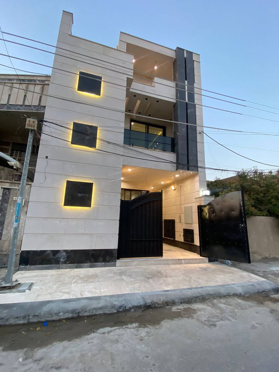 🔱لـــلـــبــيــع في الــسـيـديـة 🔱
📍موقع السيدية الظباط خاف جامع الاقصى 

🏠مساحة 130 متر واجهه 6،5 نزال 20 

شارع 15 رصيف 2 متر 

جديد ممسكون بناء سنه 2025 

يتكون من مدخلين 

مطبخ صاله +خدمات الى الصاله جلسه وغرفه نوم سويت

الطابق الثاني ثلاثه نوم خدمات عدد ثلاثه 

الطابق الثالث غرفه نوم صاله مطبخ خدمات عدد 2 

واجهه مـرمـر 

ارضيه مرمر 

باب داخل تفصال 

باب قاصه 

سبالت دفن 

كامرات دفن 

خزان ماء عدد 3 

سخانات عدد 3 

🔴 نكفيك عناء البحث ✔️ لتمتلك عقارك

عندك بيت 🏠 وحاير شلون تبيعه نحن نجيبلك المشتري وبسعر الذي يناسبك

عندك بناء 🏗️ وما عندك وقت تبني نحن نبني لك بأسعار تنافسيه وبكوادر هندسيه مع توثيق مراحل العمل بالتصوير حتى تكون مطمئن

عندك عقار تريد تستثمرة ومتعرف شلون ❗️

تكدر كلشي تسوي تبيع وتشتري وتستثمر وأنت مطمئن 💯

‏‎💰 التعامل والتفاوض مباشر مع صاحب العقار 

للاستفسار /

مكتب رافدين الخير للوساطة العقارية 

السيدية _شارع العلوة_مجاور مطعم سماش

هـ/***********
