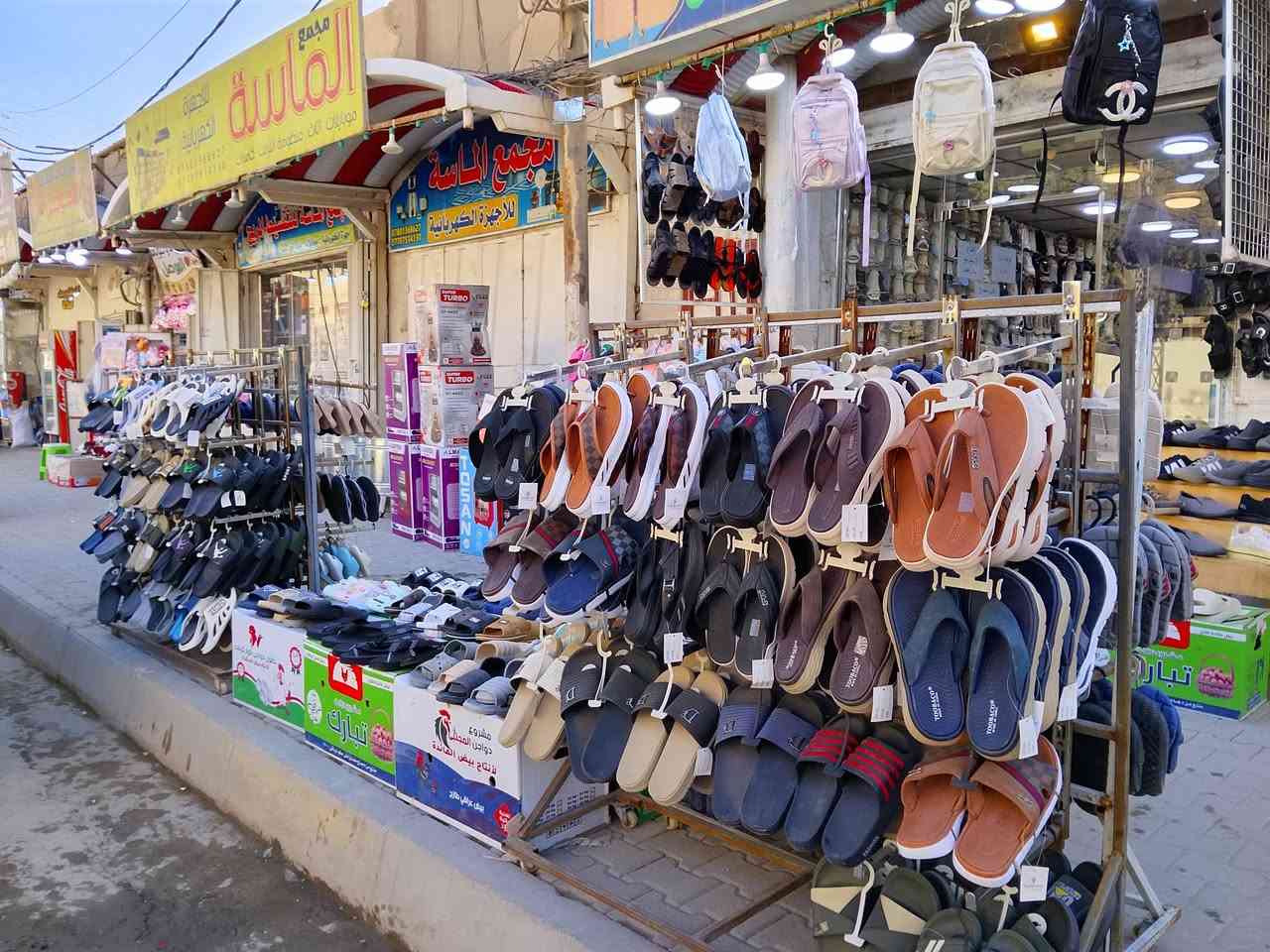 محل احذية للبيع ابيع ديكور فقط  او ابيعة كامل هوة والبضاعة من كلشي متروس بضاعة اعلان ضوئي وجامخانة وسقيفة كيسبان منضومة كاميرات شاشة بلازما سبلت 2 طن ميوزة mdf المحل جاهز من كلشي  انارة فول 

للأستفسار ***********
