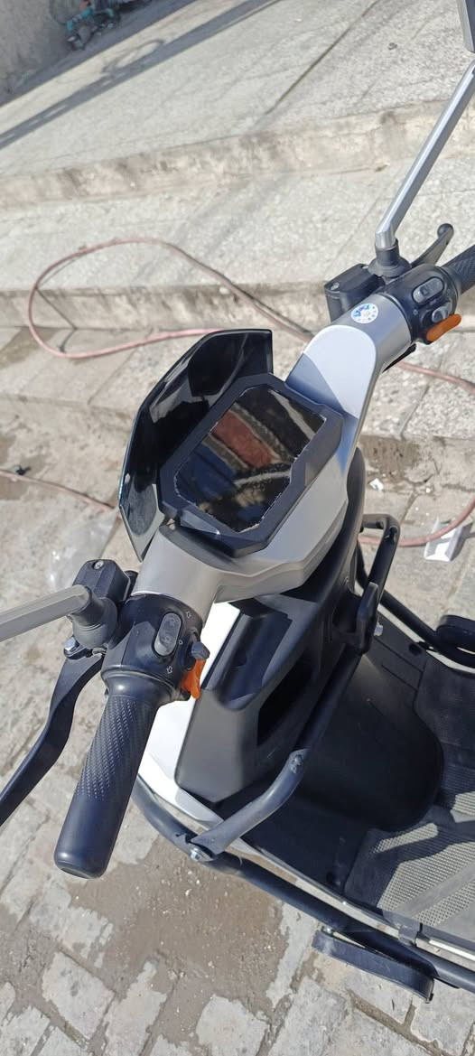 سلام عليكم دراجه شحن للبيع اشاير شغاله عالي ناصي زنون هورن شغال دراجه بصمه وسويج 4 سرعات سرعه 80  جنطه حجم كبير تايرات جدد شاحنتها موجوده الاصليه بطاريات 6 مسطرا حجم كبير   واكفلها الك من التاير للتاير سعرها 750 وبيها مجال مكاني بغداد الشعب  رقم تليفوني ***********
