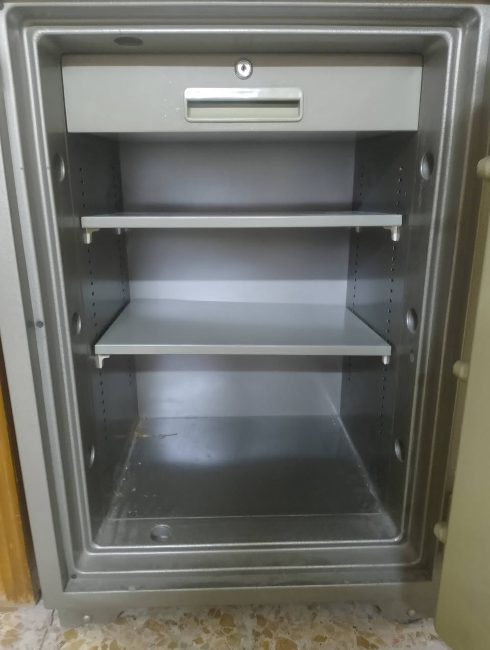 سلام عليكم خزنه جديده ضد الحريق  البيع  مكاني بغداد ثعالبه وره صطيرت شعجب سعر 350وبيها مجال  ***********
