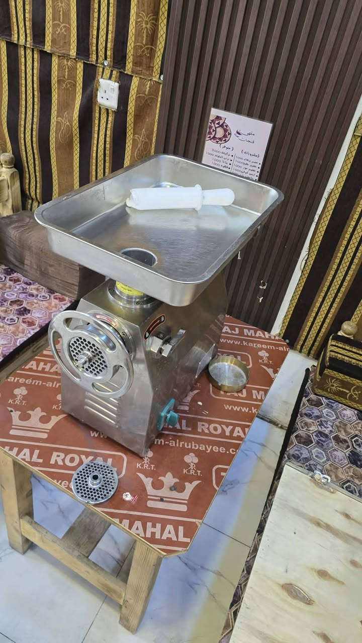 السلام عليكم مكينه ثرم لحم جديده صارلها اقل من شهر شتراها بنيه يفتح محل وخربت الأمور بيدو والرزق ع الله شرط نضيفه وسعرها 450 وبيها مجال بسيط 
الأتصال ع الأرقام رجاءاً الموقع موصل حي السماح 
***********
***********
