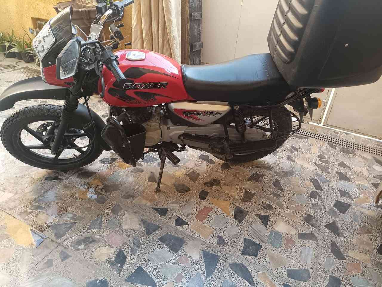 السلام عليكم بوكسر احمر
موديل 2022 مرقم بسمي تحويل ثاني يوم 
السعر  مليونين وبيهة مجال 
الرقم *********** واتساب
