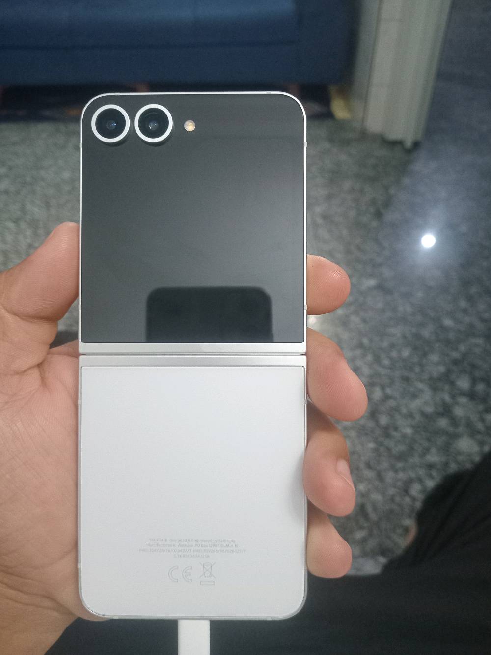 سامسونك Zفليب 6 ذاكرة ٥١٢ رام ١٢😍 نظيف جدا  واخو الجديد 
استعمال بيت وبي طخة صغيرة واضحة بالصورة 

و بدون ملحقات يرجى الانتباه فقط كارتونة مع الجهاز 

الجهاز مواصفاته قوية ومعروفة المعالج سناب دراكون ٨جين ٣ صوت ستيريو عالي و واضح 

السعر ٦٧٥ الف😍 وبي مجال للشراي ويدلل