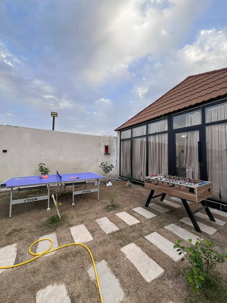 شاليه #بمساحة 850م
البصرة -إبي الخصيب - حمدان 
طابو ملك صرف زراعي عراقي #سهم بالطابو
#يحتوي :: گراج واسع دار استراحة يحتوي على غرفة منام 
وصالة وصحيات داخلية . ومسبح وباربكيوخاص بالشوي
وصالة اللعاب ومدفأة غازية .
الشاليه الواقع افضل وأجمل من الصور .
#للأستفسار :: *********** البصرة, العراق
