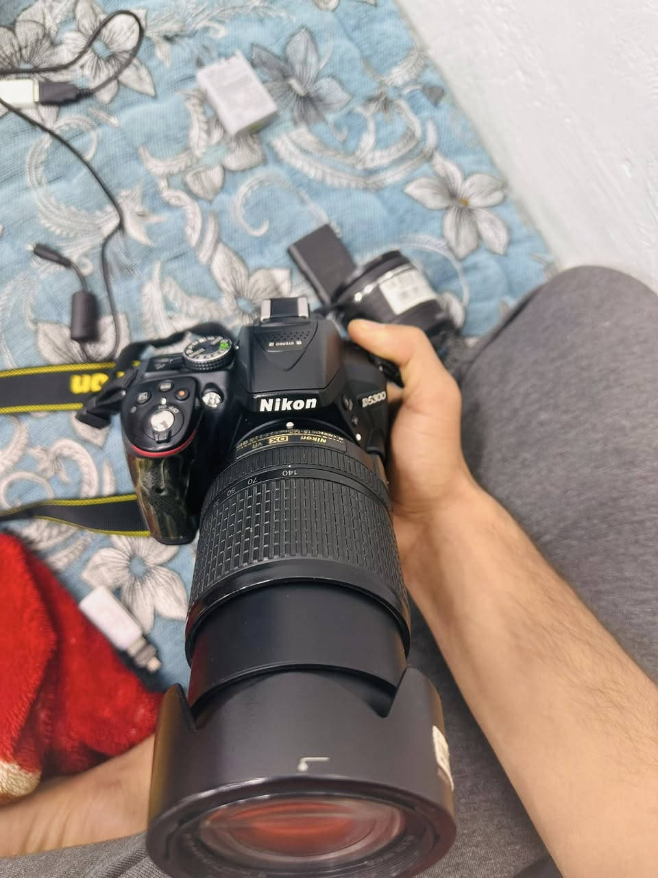 للبيع كامره نيكون 5300  مع عدسه 18/140 نضيفه استخدام شخصي مع جميع ملحقاته السعر 450
***********
