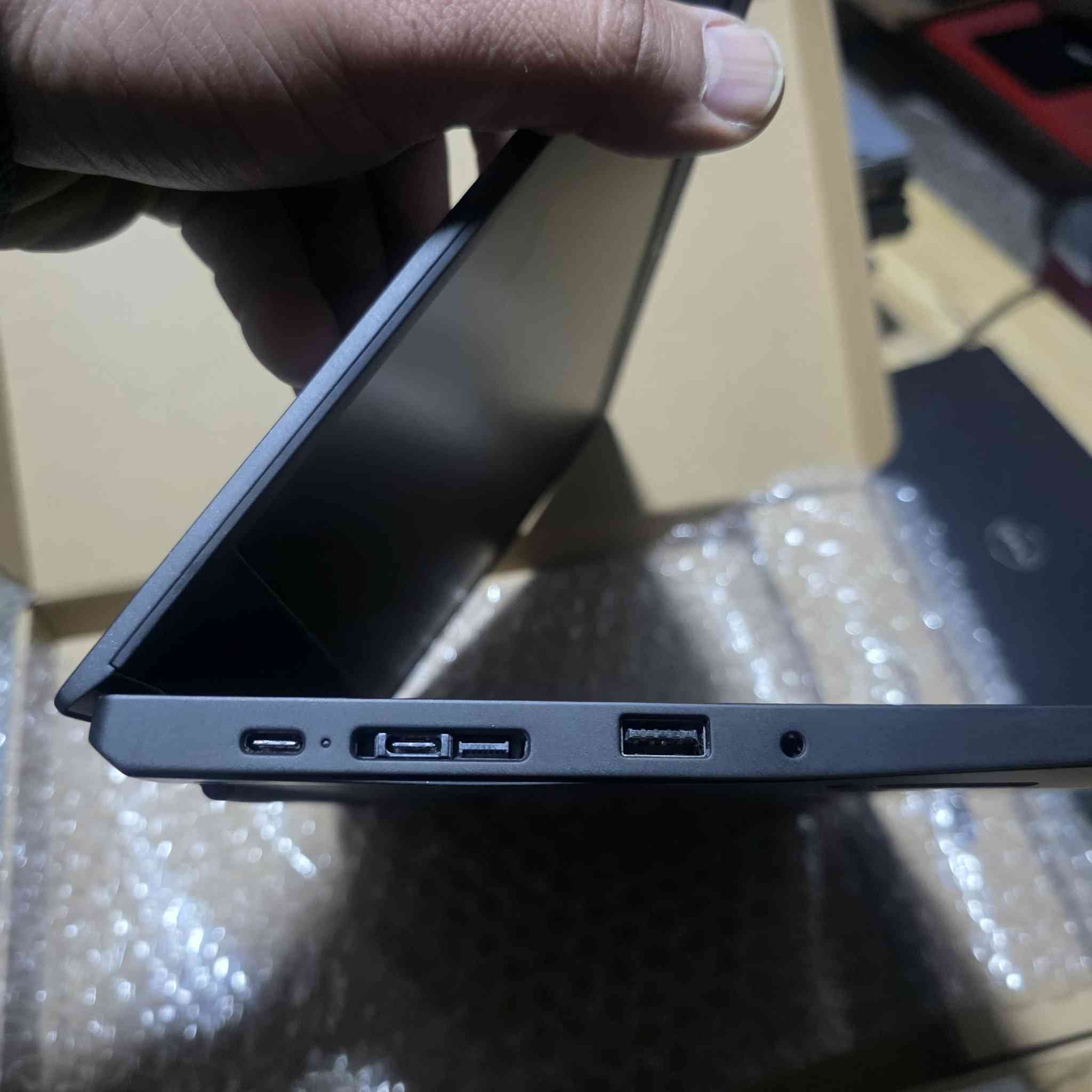 #اناقة_وتميز_الثنك_باد_من_لينوفو

💼 Lenovo ThinkPad L13 Gen2
المواصفات : 
🔹 المعالج: Intel Core i5 – الجيل 11
🔹 الذاكرة: 8GB DDR4
🔹 التخزين: 256GB SSD
🔹 كرت الشاشة: Intel HD Graphics 4GB 
🔹 الشاشة: 13.3 إنج FHD LED
🔹 المنافذ: Type-C (يدعم الشحن)

🔹 الحالة: وارد أوروبي غير مستعمل داخل العراق (كالجديد)
🔹 النظافة: 95% فما فوق
🔹 البطارية: بحالة جيدة (ضمان ساعة فما فوق)

🎁 يشمل هدايا: حقيبة + ماوس
🚚 توصيل مجاني

🔐 الضمان:
🔹 فحص وتشغيل أمام المندوب
🔹 استخدام لمدة أسبوعين – أي خلل مصنعي يتم الاستبدال بنفس الموديل

💰 السعر النهائي : 380,000 دينار عراقي


**إذا كنت صاحب هذا الإعلان وتريد حذفه لأي سبب، رجاءا أرسل رسالة إلى الدعم الفني**