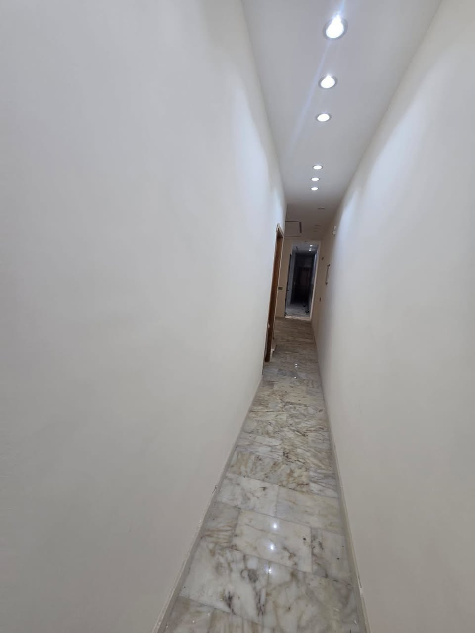 سلام عليكم دار للبيع المساحه 150متر
الواجهه. 5 متر. 

والنزال. 30    متر 

المحتويات استقبال. ➕. مدخل. ➕ مطبخ. ومناور عدد اثنين 

غرف نوم عدد اربع 4. نظام سويت. 

الموقع البنوك. شارع باريس. عرض شارع 15 متر 

لاستفسار لاتصال او مراجعه شركه الأقمار للوساطه العقاريه 

الكائن البنوك شارع الكنيسه 

***********☎️
