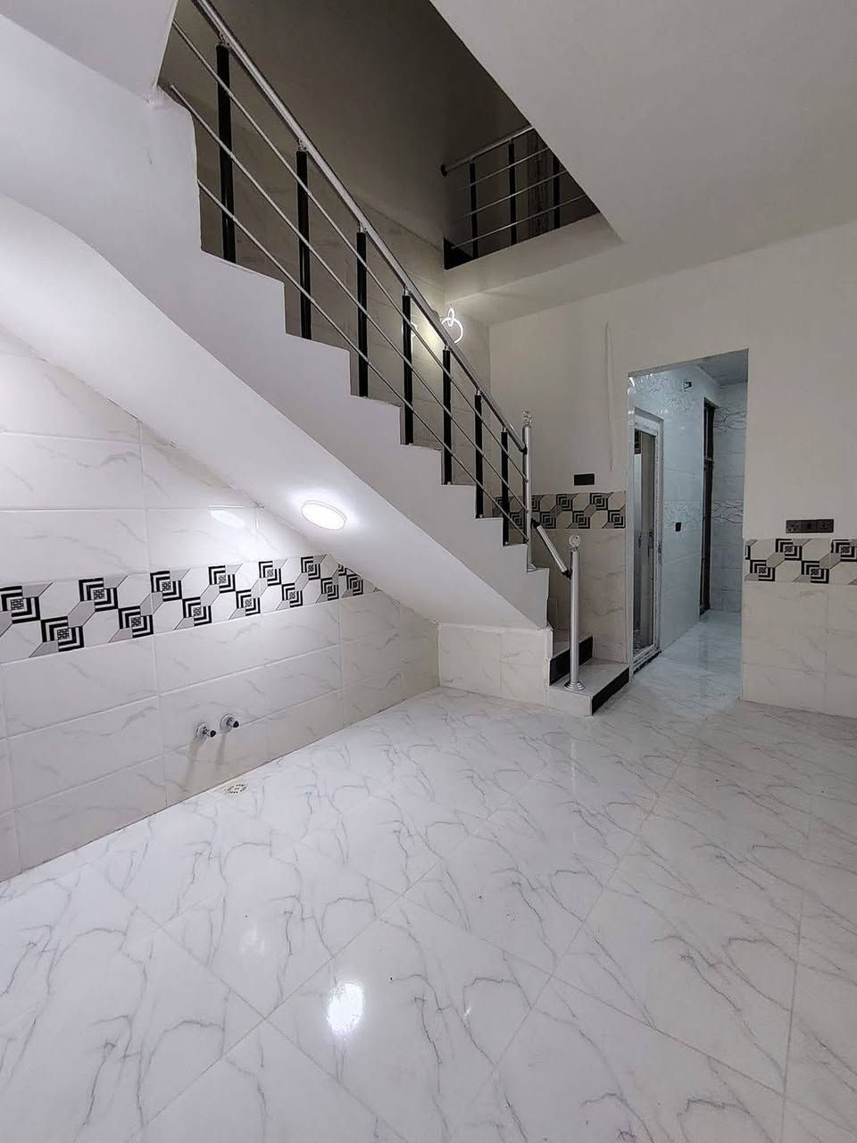 يا الله  50 متر طابق اونص . في مجمع الورده السكني. سند 25 اقرار محكمه  تحويل بسمك انته وصاحب ال ارض. كامل امكمل🤍   البيت شوفت عينكم  نضيف. استعمل فقط 8 اشهر.  المجمع كامل
يبعد عن الامام  🕌 بس 4  كيلو يعني 8 دقايق. بل سياره. 
يبعظ عن مدينه الزائرين كيلو. يبعد عن   كنطره السلام كيلوين 🛣🕌 موقعه ي خرافي 💯
🛣
 ماء 💯💧
مجاري 💯
كهرباء 💯
انترنيت 💯🛜
خط مولد✨
 اناره بل شوارع. ✨
تبليط 10 متر 🛣
 يعني  المجمع فول.  منطقه هادئه 🤍🛣
 تفاصيل البيت
 صحيات خارجيه اوداخليه 🛀
مطبخ 〽️
 غرفه 🛌
صاله 🏢
طابق الثاني✨
  صيحات 🛀
صاله 🌫
غرفه 🏡
 صطح   🌫
كل هاذه بس اب 52 مليون   تحــــــــفه فنيه. مو  بيت 🏡
 اي استفسار  عن هاي  التحفه    ***********
*********** حســن الركابــــــي للعقارت🏡 خابريني اوتشلع اعيونــــــــي.  السعر 52 اوبي مجال ✨
