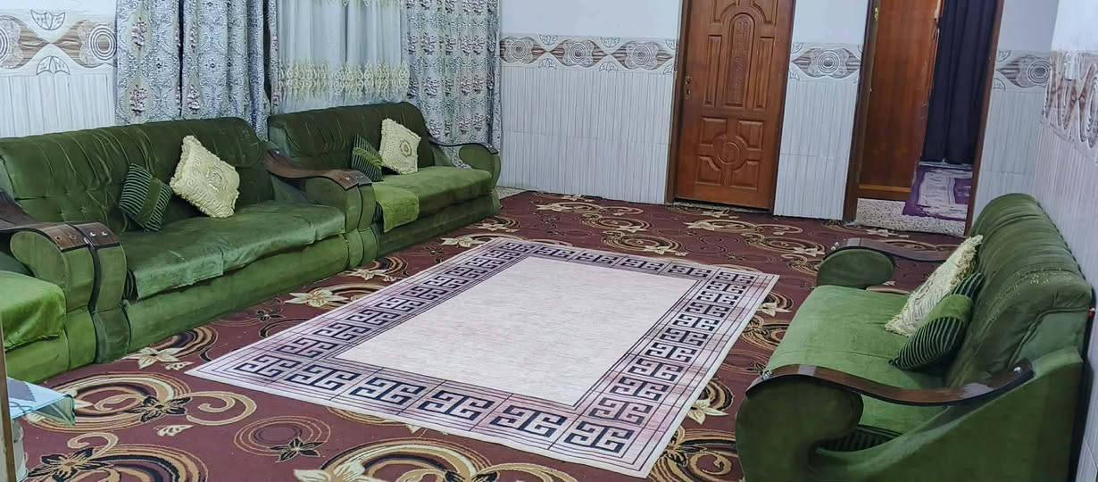 بيت ع شارع العام ركن قرب محمد كامل  بي محل مساحه 375 متر بناء حديث طابوك كونكريت طابقين الطابق الثاني مامسكف
الستقبال 8×4
الهول 6×4
الصاله 9ونص ×5
الغرف 4×5  عدد ثنين
مناور داير البيت
وحديقه 100م.... اتصل وتدلل..***********
