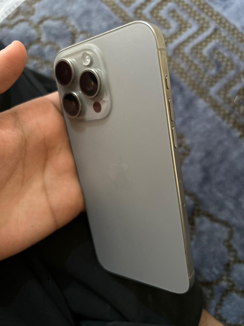 السلام عليكم ايفون15بروماكس شرق اوسط كامل ملحقات كارتونه وكيبل بطاريه87 دورات512  تلفون مكفول من زلغغ سعر خاص*********** واتساب او خاص
