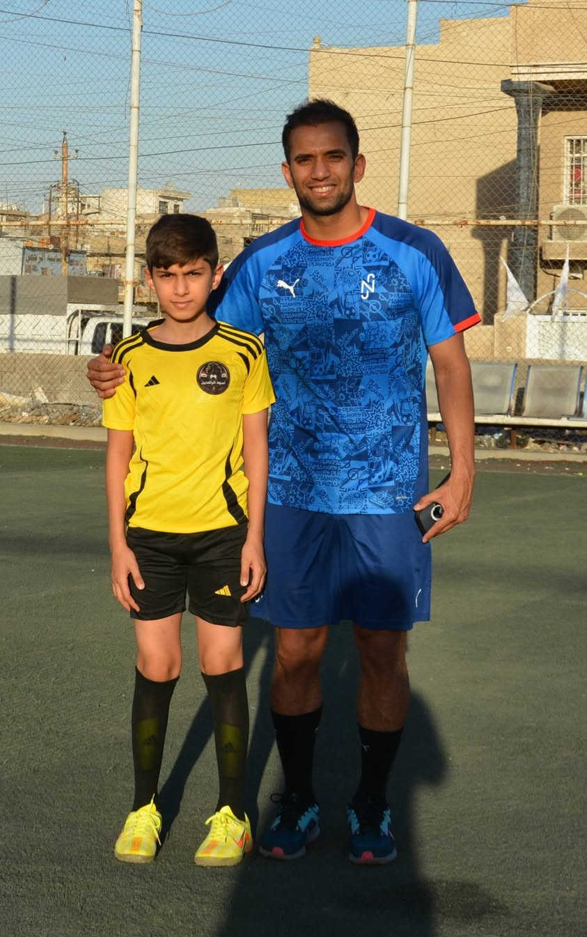 🌟⚽ تشرفنا اليوم في أكاديمية أسود الرافدين بزيارة النجم مرتضى هديب، لاعب المنتخب العراقي، وصاحب المسيرة المميزة مع أندية الشرطة، الكهرباء، أمانة بغداد، نفط ميسان، النجف، ونوروز.
كانت زيارة مليئة بالحماس والإلهام، حيث التقى بأبنائنا اللاعبين وشاركهم خبراته ونصائحه، ليمنحهم دافعاً أكبر لمواصلة طريق النجاح.
ونؤكد لأولياء الأمور الكرام أن رسالتنا لا تقتصر على التدريب فقط، بل نعمل على تطوير المواهب وصناعة لاعبين قادرين على الوصول إلى الأندية، مستفيدين من العلاقات الرياضية المميزة التي تربط الأكاديمية بالعديد من الأندية والشخصيات الرياضية.
نؤمن أن كل موهبة تستحق الفرصة، وهدفنا أن يكون لاعبونا هم نجوم المستقبل.
أكاديمية أسود الرافدين... طريقكم نحو التميز وصناعة الأبطال. 🇮🇶🔥


**إذا كنت صاحب هذا الإعلان وتريد حذفه لأي سبب، رجاءا أرسل رسالة إلى الدعم الفني**
