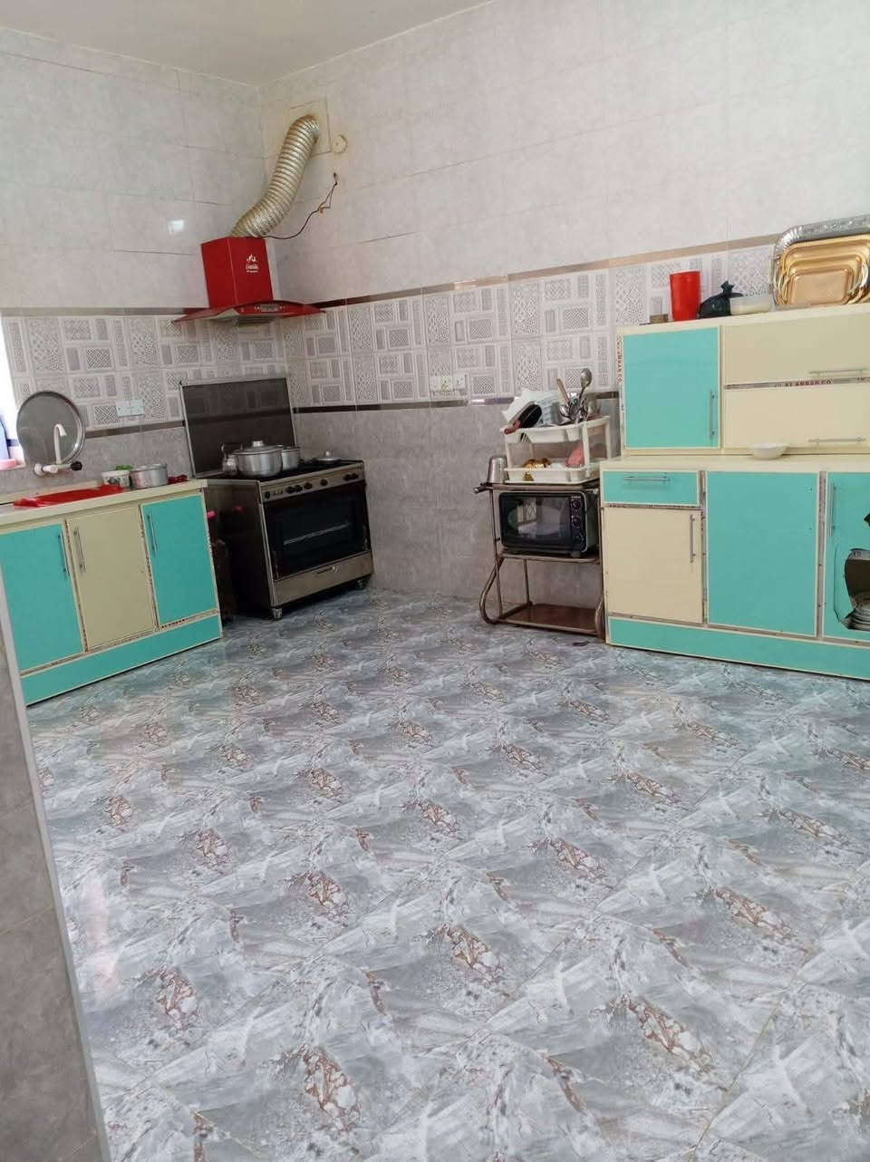دار سكن للبيع.
في حديثة  قرب مدرسة الجيل الجديد . 
قرب اسواق الموصل. 
مساحة الدار 300م. 
الدار مروج معاملة في البلدية. 
الدار بناء حديث. 
الدار يحتوي على ما يلي. 
كليدور:2×2 الجدران سيراميك والارضية صب خشن. 
ديوان: 8×4الجدران بياض والارضية صب خشن. 
هول 4×4الجدران صطار جص والارضية صب خشن. 
صالة داخلية. 
غرفتين نوم 4×4  : 5×4الجدران بياض والارضية صب خشن. 
المطبخ 5×5سيراميك. 
صحيات والمجمع الداخلي سيراميك. 
صحيات خارجية. 
السعر المطلوب 45مليون وبي مجال للتفاوض.
***********
***********
