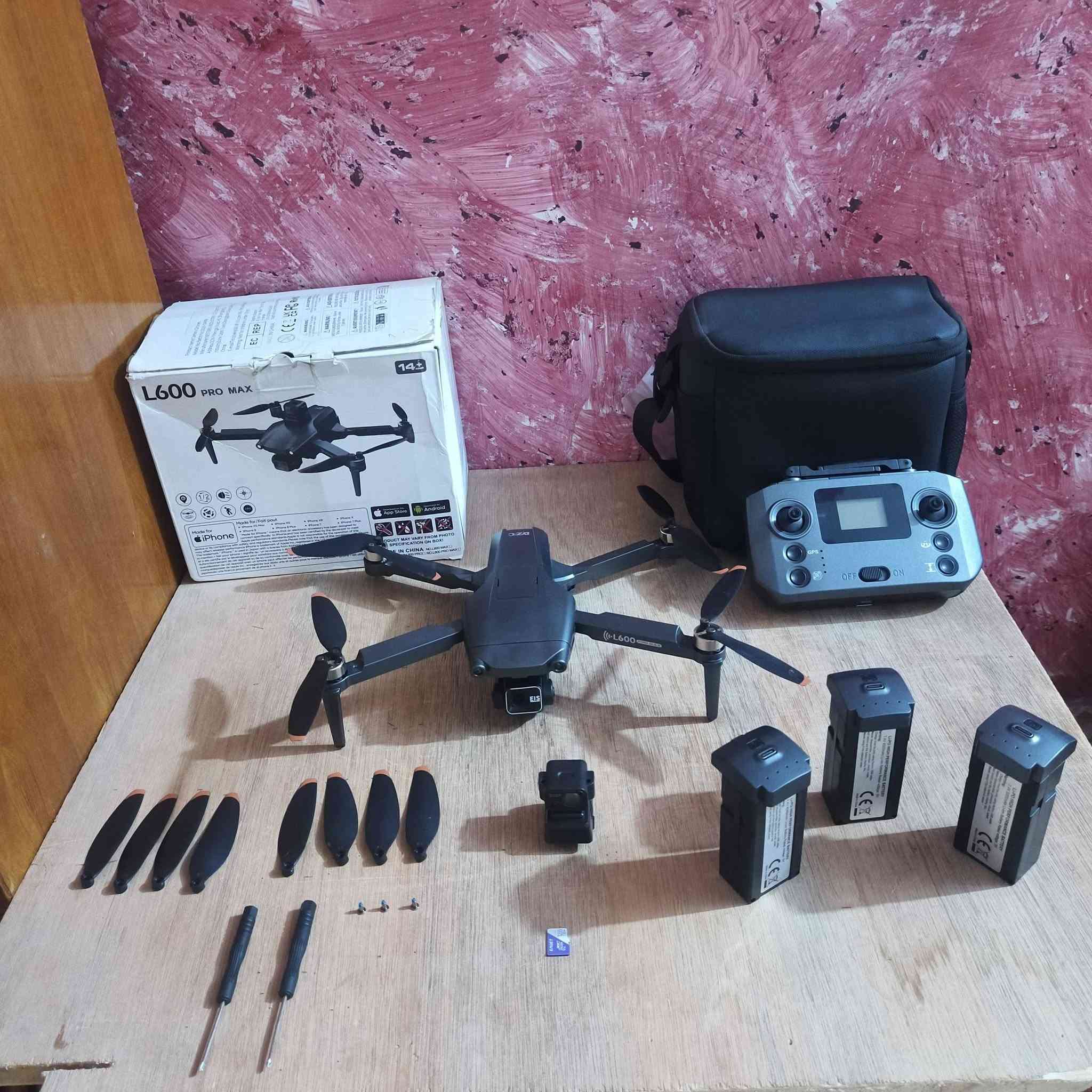 للبيع: درون احترافية L600 Pro Max بحالة ممتازة
​هل تبحث عن تجربة طيران ممتعة وتصوير بجودة عالية؟ أعرض لكم للبيع درون L600 Pro Max، جهاز متكامل ومميز جاهز للاستخدام مباشرة.
 ✅​مميزات العرض:
​الدرون: L600 Pro Max بحالة ممتازة. 
✅​الطاقة: تأتي مع 3 بطاريات أصلية لضمان وقت طيران  
✅تصوير 4K
أطول.
✅​التخزين: مرفق معها ذاكرة (رام/SD Card) لتخزين فيديوهاتك وصورك.
✅​الملحقات: الجهاز يأتي مع كامل ملحقاته (جهاز التحكم، حقيبة الحفظ، المراوح الاحتياطية، وأدوات الفك والتركيب) 
​حالة الجهاز:
الدرون نظيفة جداً ومحفوظة بعناية، مثالية للمبتدئين والمحترفين في التصوير الجوي.
​السعر: [250بيها مجال]
الموقع: [ناصريه/سيدخيل ] يوجد توصيل 
للتواصل: [***********]او أنستا gif_bw
