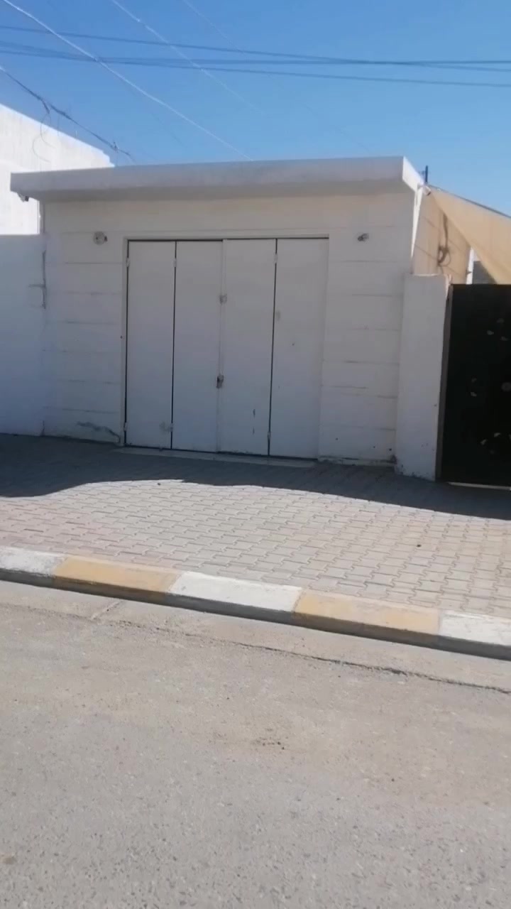 السلام عليكم دار للبيع زراعي  مسجل بلبلديه مساحة ه قطعه 600 متر البناء 200متر يتكون من 3 غرف نوم وحده فوك 2جوه وهول وربعه ومطبخ حار بارد معه مخزن خارجي صحيات خارجيه كامله بيت مسيج كامل على شارع 20 تبليط مباشر بيع مستعجل بس تشيل غراضك بيت حديث المكان العلم الحي العسكري جميع دوائر يمه بالقرب من تربية العلم السعر خاص للاستفسار على الرقم وحياكم الله ***********
