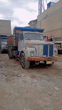عمي هاي سيارة مطلوب فلوس ما حوله راح سوي على حجز له ما دز فلوس