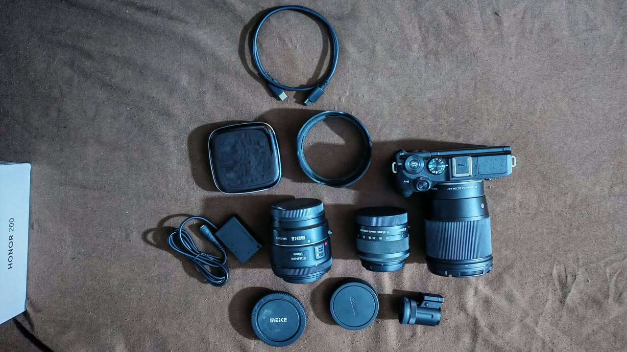 للبيع: كاميرا Canon M6 Mark II (شبه جديدة) مع عدة متكاملة لصناع المحتوى والمصورين! 📸🔥
الكاميرا غنية عن التعريف، من أقوى كاميرات الكروب سينسور من كانون، ومناسبة جداً لتصوير الفيديو بدقة عالية (يوتيوب، ستريم، بودكاست) وتصوير الفوتوغراف الاحترافي. الكاميرا استخدامها حشمة جداً ومرفق معها بكج كامل يغنيك عن شراء أي قطعة إضافية!
⚙️ حالة الكاميرا:
الشتر: 7 آلاف فقط! (يعني الكاميرا تعتبر شبه جديدة وغير مستهلكة).
🌟 مواصفات الكاميرا الأساسية (باختصار):
دقة جبارة 32.5 ميجابكسل (صور بتفاصيل خرافية).
تصوير فيديو 4K بدون أي قص (Uncropped 4K) لتصوير واسع واحترافي.
فوكس كانون السريع جداً (Dual Pixel CMOS AF) مع ميزة تتبع العين.
تصوير متتابع سريع جداً يصل إلى 14 إطار في الثانية.
렌 العدسات المرفقة:
1️⃣ عدسة Sigma 16mm f/1.4: (وحش العزل والتصوير في الإضاءة الضعيفة، العدسة الأفضل عالمياً للستريم وتصوير اليوتيوب).
2️⃣ عدسة Canon 50mm f/1.8 STM: (ملكة البورتريه والعزل الرهيب، ممتازة لتصوير الأشخاص والمنتجات). (مع الأدابتر الخاص بها).
3️⃣ عدسة Canon 15-45mm: (عدسة الكيت الأساسية، ممتازة كعدسة زوم شاملة للتصوير العام والفلوقات).
🎁 الملحقات الإضافية (بكج الستريمرز والبودكاست):
دومي باتري (Dummy Battery) مع محولة كاملة: لربط الكاميرا بالكهرباء مباشرة، تضمن لك تصوير متواصل وبث مباشر بدون ما تفصل الكاميرا أو تفكر بشحن البطاريات نهائياً.
كابچر كارد 4K (Capture Card): لنقل صورة الكاميرا بأعلى جودة للحاسبة، مثالي للبث المباشر (ستريم) وتسجيل الجيمينج والبودكاست بدون لمت وقت وبجودة سينمائية.
فيو فايندر رقمي (Digital EVF): محدد رؤية إلكتروني يركب على الكاميرا، يسهل عليك التصوير الخارجي في الشمس القوية بكل احترافية.
💡 ملاحظة: العدة متعوب عليها ومجمعة بعناية، وتعتبر صفقة جاهزة لأي صانع محتوى أو مصور يبحث عن الجودة العالية بدون ما يدوخ بتجميع القطع.
💰 السعر: مليون و800 الف وبيهه مجال بسيط جدا
📍 المكان: داخل بغداد
📞 للتواصل واتساب : ***********
