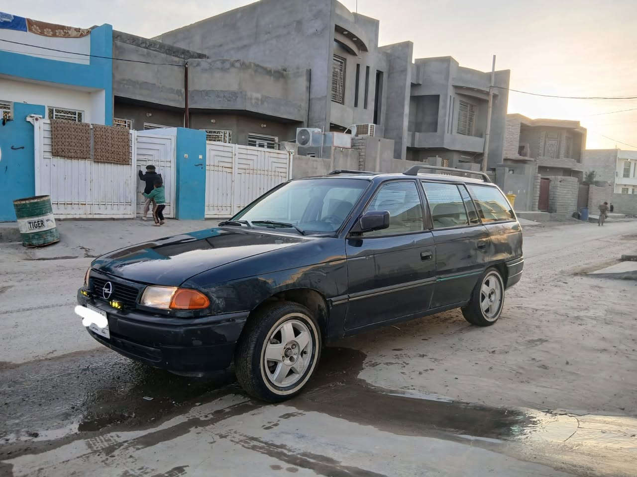 موديل ١٩٩٤ تحتاج مشط ستيرن والنمره الثالثه للكير عاطله والباقي وين يطلع براحته والمحرك امجفت فوك وجوى ٢٠  باسم حائز ثالث وبالامكن عمل وكاله من وكيل عام من الحائز الثالث والسعر ٢٨ ورقه وبيها مجال للاستفسار ***********.   او***********
