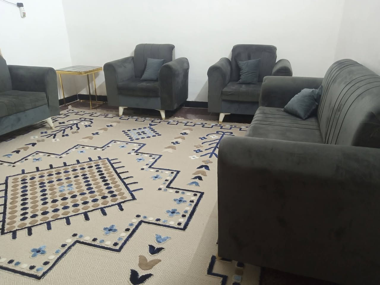 مرحبا من رخصه الادمن
اعندي بيت اسلام عليكم البيت البيع مساحه 100, مربع العقد 117. السعر نقد60 بيه مجال ..ويرهم قصد مقدمه زينه.. موقع البيت الزعفرانية زراعي بين المانه وليد . قرب اسواق ام البنين .. يحتوي البيت على ستقبال 5،4 صاله 4،5 . غرفه نوم 5/4 . حمام كبير .
مطبخ حار . ترك . بيتونه 5/4 . كراج بره . توليت خارجيه عرض شارع 10 م.

الاستفسار عله الرقم (***********
