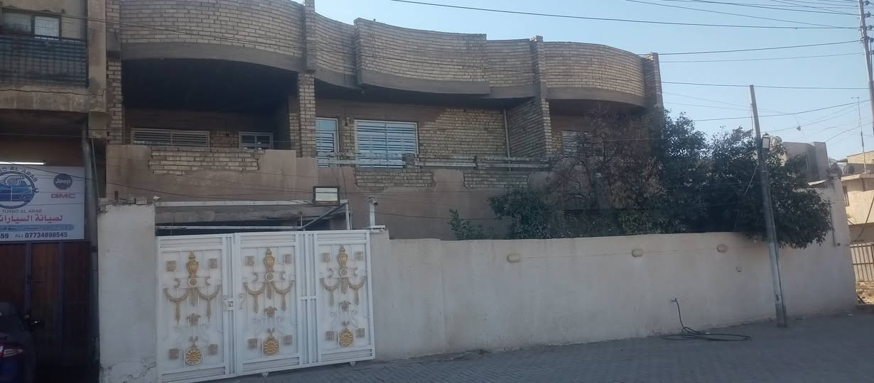 السلام عليكم .بيت للبيع تجاري سكني ع شارع البدالة التجاري مساحه 320م (16×20) مسلح ونضيف جدا جدا  يتكون من 6 غرف نوم +3 صحيات +صاله كبيره + مطبخ كبير +حديقه+ كراج  نقص واجها فقط سعر مناسب قياسا لباقي اسعار الشارع  للاستفسار اكثر الاتصال ع
*********** واتس اب
