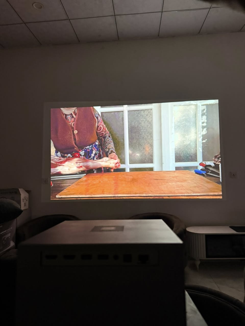 الصورة العالمية مع الداتا شو الرهيبب🔥🔥🔥
للكوفي شوب ومحبين السينما المنزلية من الطراز الفاخر 

شرط صورة وصوت عالم ثاني 

شرط راح تعجبك من الشروط  

الاسم :  WEMAX Vogue 100 Smart Projector

واي فاي بلاتوث سمارت يربط على الأجهزة 

المواصفات :

 • الدقه يدعم 4k حقيقي 

 • السطوع: 1600 لومن ANSI.

 • نسبة التباين: 2500:1.

 • حجم العرض: من 40 إلى 150 بوصة.

 • تقنية العرض: DLP مع محرك إضاءة LED ب

 • عمر العدسه : 25,000 ساعة.

المعالجة والأداء:

 • المعالج: Amlogic T972.

 • الذاكرة العشوائية (RAM): 2 جيجابايت DDR3.

 • التخزين الداخلي: 32 جيجابايت.

 • المنافذ:

 • 2 × USB 2.0.

 • 1 × HDMI 2.0/ARC

 • 1 × منفذ فيديو مركب 3.5 ملم.

 • 1 × منفذ إيثرنت RJ-45.

 • 1 × منفذ سماعات 3.5 ملم.

الصوت:

 • مكبرات الصوت: 2 × 10 واط.

 • تقنيات الصوت: Dolby Audio وDTS-HD.

الميزات الذكية:

 • نظام التشغيل: Feng OS. نضام الاندرويد 9

 •تصحيح الانحراف التلقائي 

 • اوتو فوكس

 • التصحيح الجانبي التلقائي.

 • تجنب العقبات الذكي.

حجم الصورة الموضحة بل صور على بعد 3 متر ونص

انطتني صوره بحجم عرض 3 متر ارتفاع 180

_________________________________________

للحجز عبر الخاص او واتساب***********
