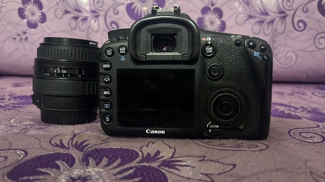 السلام عليكم كامره كانون 7Dمع عدسه 85ملم  سعر 525 بيه مجال كارتونه وياها رام


**إذا كنت صاحب هذا الإعلان وتريد حذفه لأي سبب، رجاءا أرسل رسالة إلى الدعم الفني**