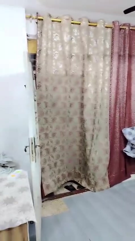 شقتان رهنيه الاولى طابق اول والثانيه طابق ثاني المساحه ٨٠ متر يحتون على غفتين نوم وصاله ومطبخ وخدمات مشتركه وبالكونه الشقتين اماميه العنوان الشعله قطاع التاسع قرب جامع الرسول فوق كوزمتك ريتان الاتصال الخاص وهاتف ***********
