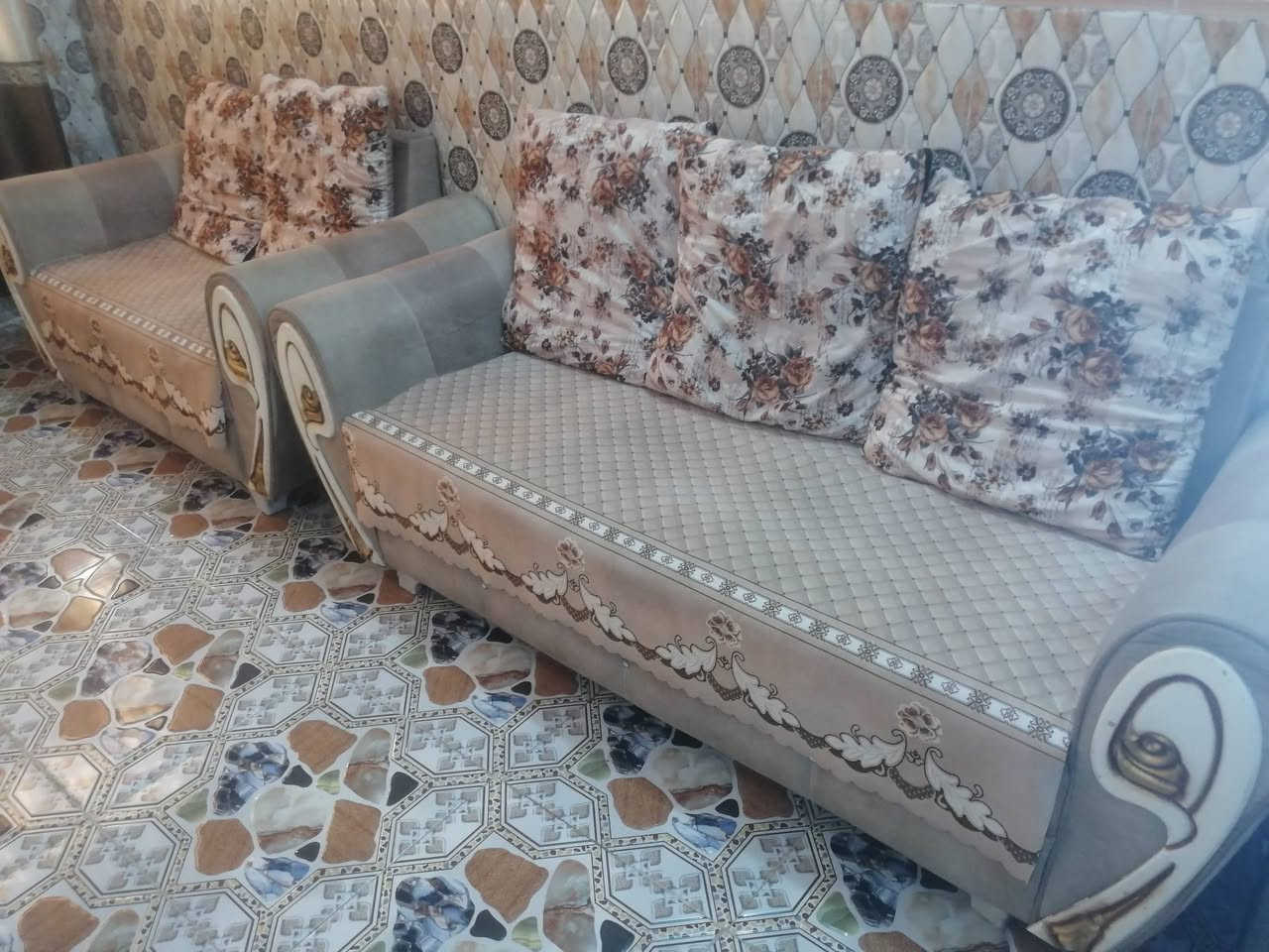 اخوان تخم عدد اثنين واحد كريمي والثاني زيتوتي للبيع استعمال قليل نظيفات مع كوشاتهن ونزلاتهن وكذلك توجد عربانه جديدة شحن للمعوقين  للاستفسار هذا رقمي ***********@
