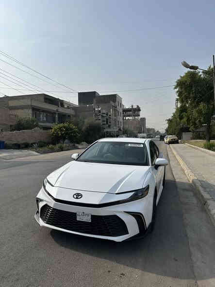 السلام عليكم
وصف السيارة

للبيع تيوتا كامري هايبرد 2025 فئة SE وارد أمريكا، ماشية فقط 20,000 ميل.
السيارة نظيفة ميكانيكياً وكهربائياً وما بيها أي مشاكل تشغيل.

الحالة:
حادث السياره خلفي بدون ايرباك بجم كبس بيها تبديل جنطه وصبغ وصبغ بالجاملغ الخلفي مع بارد بسيط بالباب الامامي الايمن.

المواصفات:
 • شاشة مع Apple CarPlay
 • تشغيل بصمة
 • هاند بريك كهرباء (بصمة)
 • Auto Hold
 • وضعيات قيادة متعددة
 • داشبورد ديجتال
 • رادارات 360 درجة
 • توقف ذاتي
 • مثبت مسار
 • مثبت سرعة
شاحن لا سلكي
داش كام تيوتا مدمجه
السياره بدون رقم ( رقم مؤقت تترقم جميع المحافظات عدا الاقليم ) 
مكان السياره بغداد السيديه 
*********** ابو احمد 
السعر 235 ورقه وبي مجال
