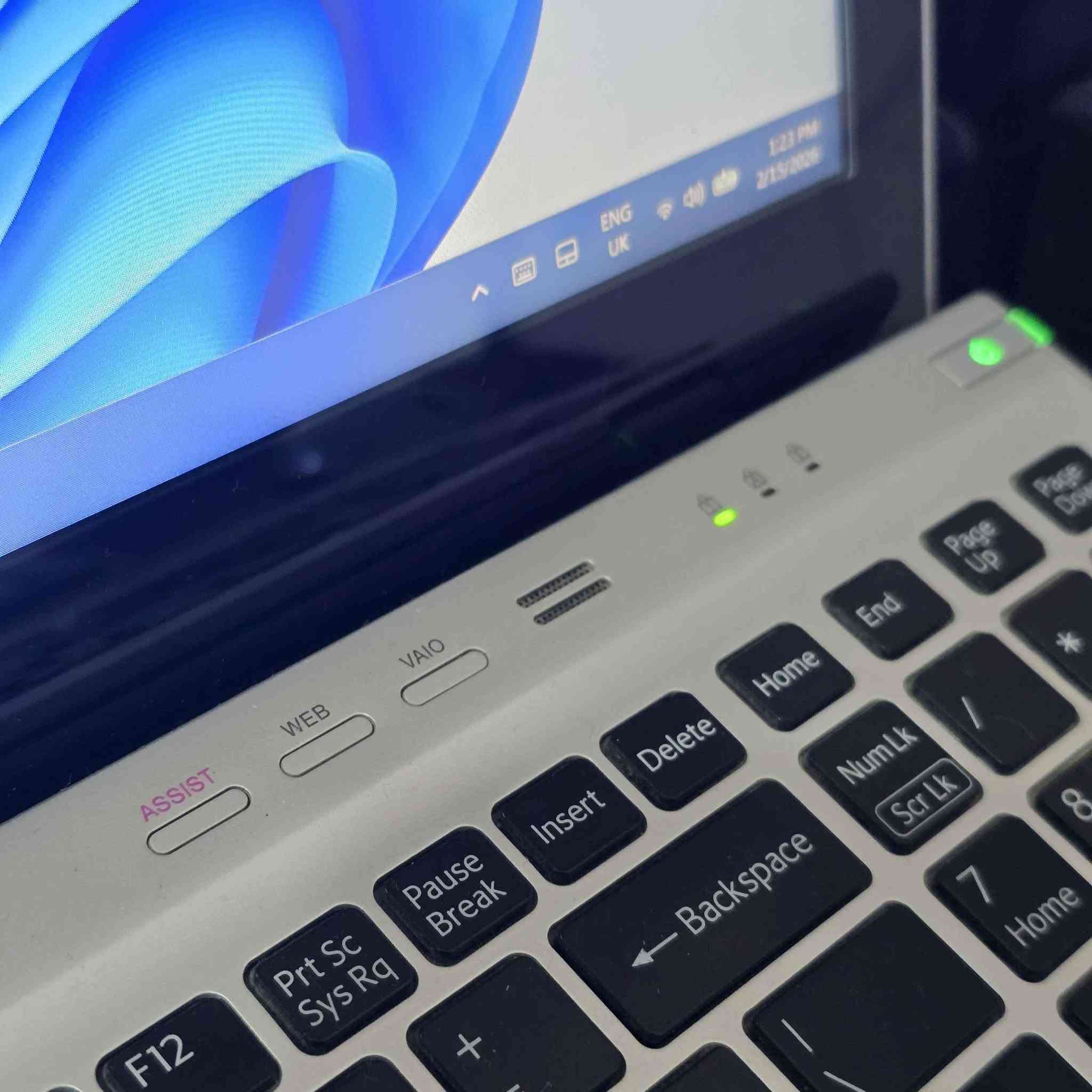 لابتوب SONY VAIO UltraBook 15  SVT15115CXS
مواصفات اللابتوب:
• معالج مركزيIntel Core i7-3537U @ 2.00~2.50 GHz
• معالج رسومي (كرت شاشة) مشترك Intel HD Graphics 4000
ملائمات تماماً لكافة الاعمال المكتبية والدراسية
• شاشة 1080×1920 - 8bit Bit Depth  60Hz  لمس بـ10 اصابع 
• ذاكرة وصول عشوائي (رام) 8 جيجابايت (DDR3)
• الهارد الأول (SSD Sata M.2 128GB) & الهارد الثاني (HDD HGST Japan 500GB 7200-RPM)
• لوحة مفاتيح (كيبورد) ممتدة (لوحة أرقام) ضوئية
• نسبة نظافة جيدة 80~90 بالمية
• مع شاحنتها الأصلية + ماوس وايرلس هدية
السعر  325 ألف وبيها مجال للتعامل
للتواصل فيسبوك & واتساب أو تلفون: ***********
موجود توصيل لكل المحافظات العراق الحال, واسط
