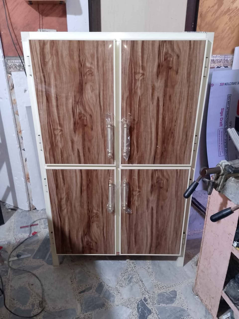 لوكر أو بوفيه 200الف جديد مبطن بدون فلين قياس 150*90*50 مقوى بجسور تحت الارضيه والرف مغلف بلاستيك من الداخل ضد الماء شرط الفحص يوصل للباب افحص وإذا ما عجبكم الشغل يرجع توصيل موجود جميع مناطق البصره حجز وتساب وتأمرون امر *********** و *********** البصرة, العراق
