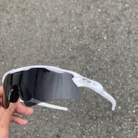 نظارة أوكلي • توصيل