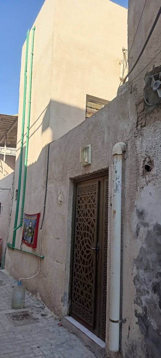 بيت طابو ملك صرف في الاصمعي الجديد قريب من الشارع العام مقابيل الموفقية الفرع الضيق المساحة 90متر طابقين الارضي صحيات ومطبخ واستقبال وهول وغرفة والطابق الاول 3غرف وهول وسطح وبيتونه البيت نظيف جداً السعر المطلوب 150مليون الاتصال على الرقم *********** بي واتساب
