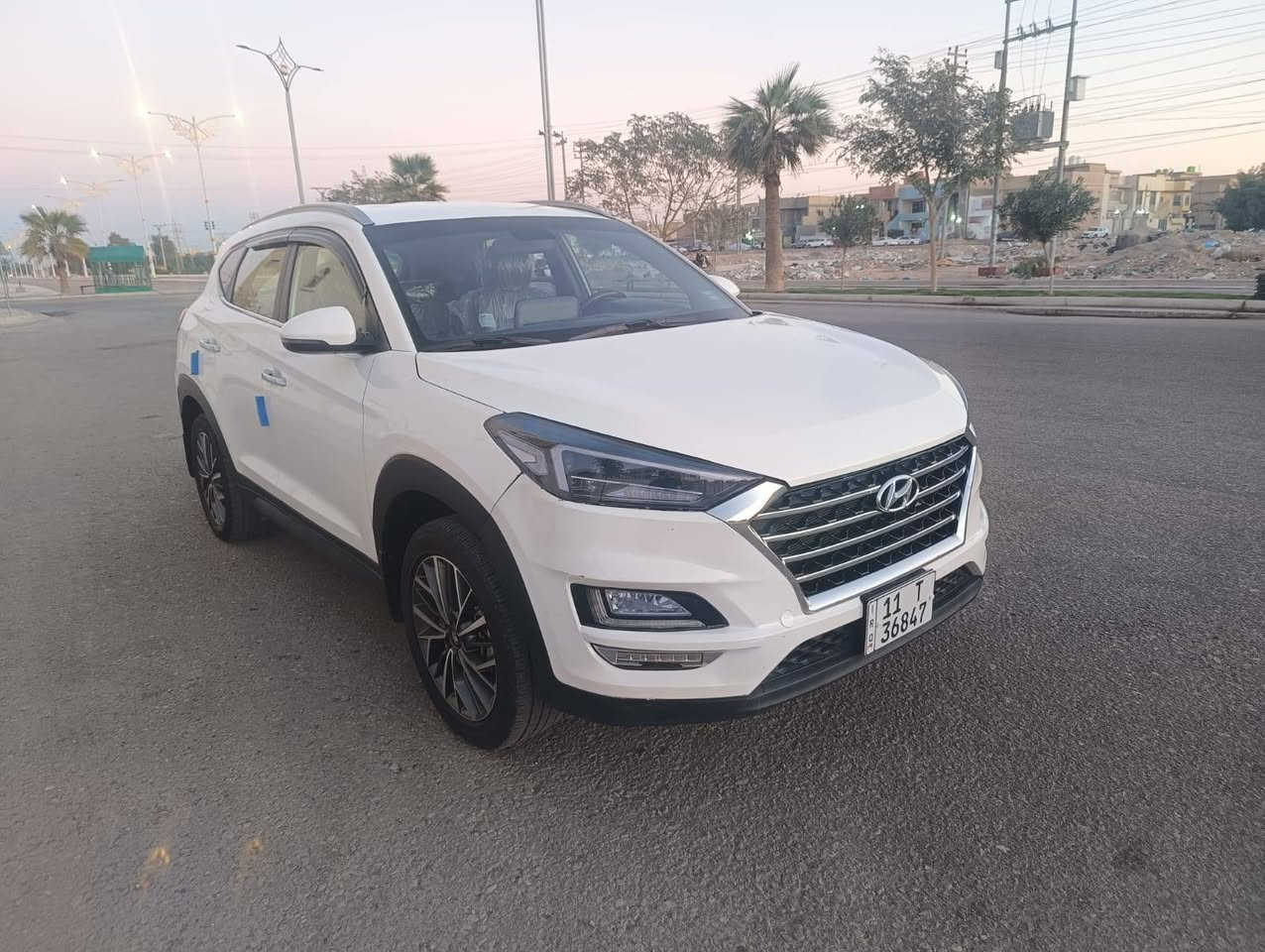 السلام عليكم ورحمة الله وبركاته
للبيع: هيونداي توسان الرقم بغداد خليجي موديل 2020
المواصفات:
 • محرك 2000 
 • حساسات أمامية وخلفية
 • تشغيل بصمة مع دخول ذكي
 • مرايا جانبية كهربائية قابلة للطي
 • تحكم بالستيرن
 • تبريد قطعتين (أمامي وخلفي)
 • كاميرا خلفية
 • مثبت سرعة
•العنوان : كربلاء  
. السعر 188
 الاتصال:***********
