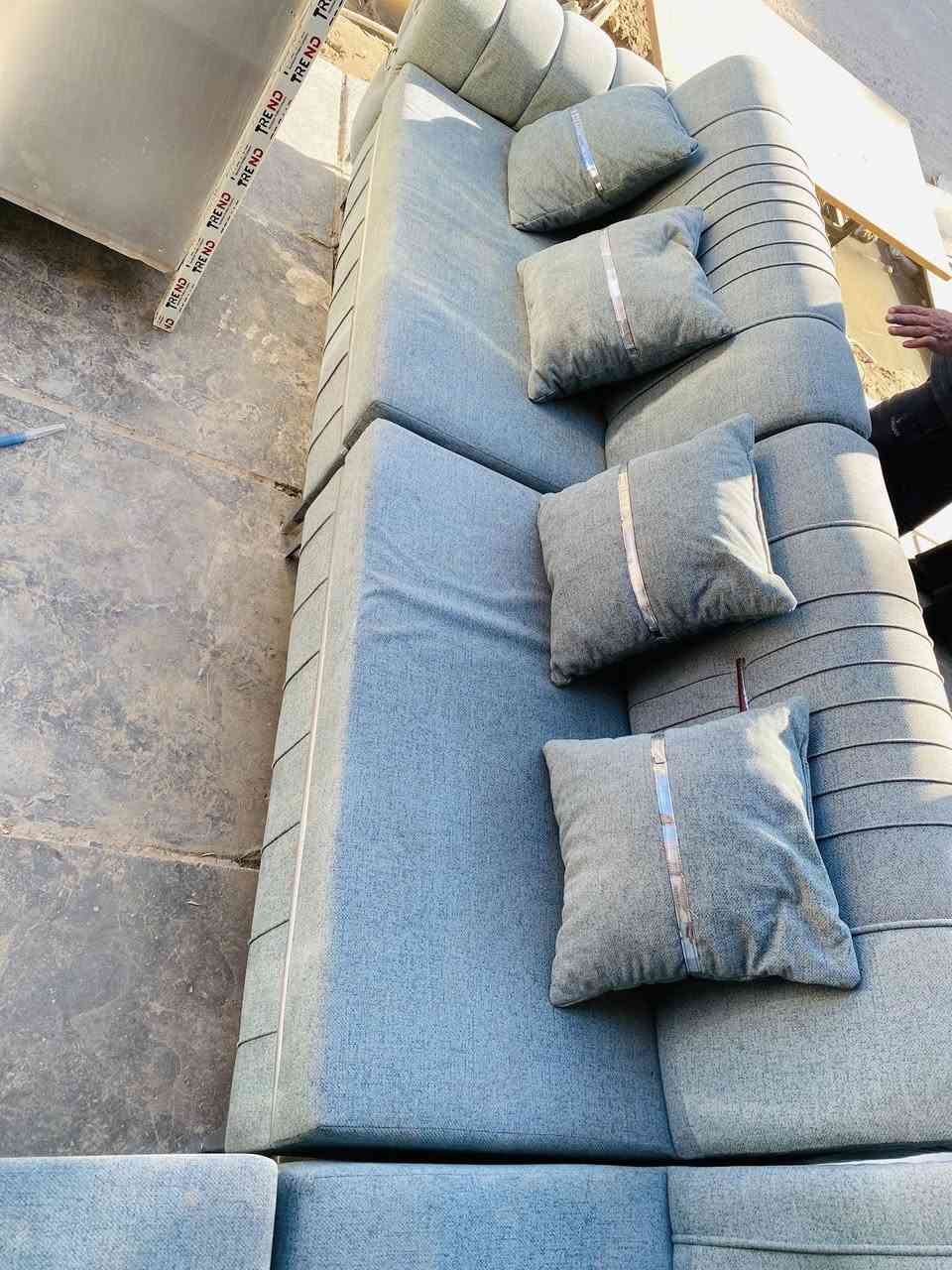 السلام عليكم 
تخم ديوان عشر مقاعد نضيف كلش اخو الجديد بلوك اسود رجلين حديد قوي كلش 8 كوشات 
السعر 350 وبي مجال تفصال مو عادي 
العنوان شارع فلسطين ***********
