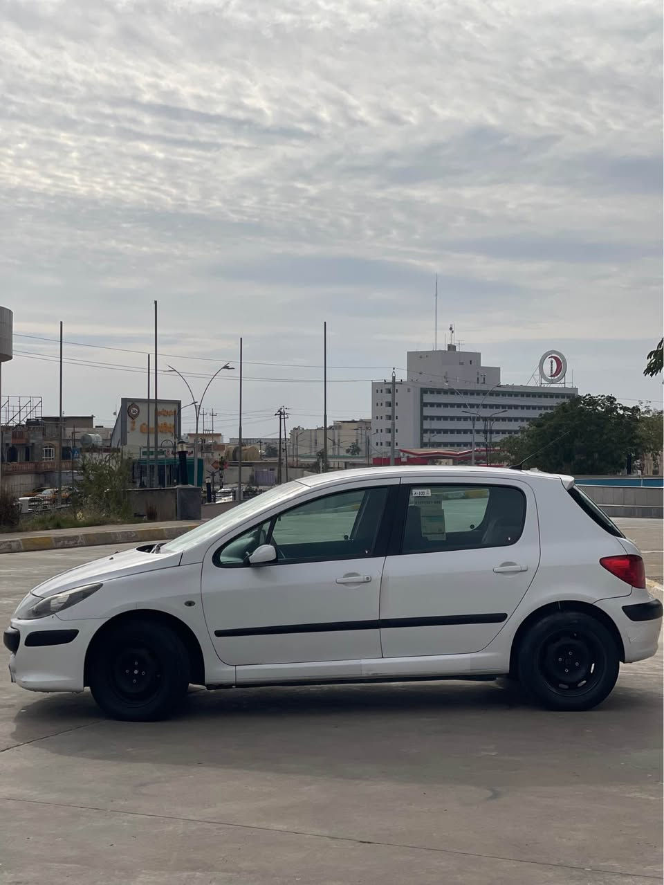 بيجو موديل ٢٠٠٦ كير و محرك و تبريد بشرط
رقم و سنويه و هزه جديد كوبون بنزين موجود
ضرر شويه من باب سائق بي صبخ 
سعر ٦٩
 مكان كركوك اسكان
*********** كركوك, العراق
