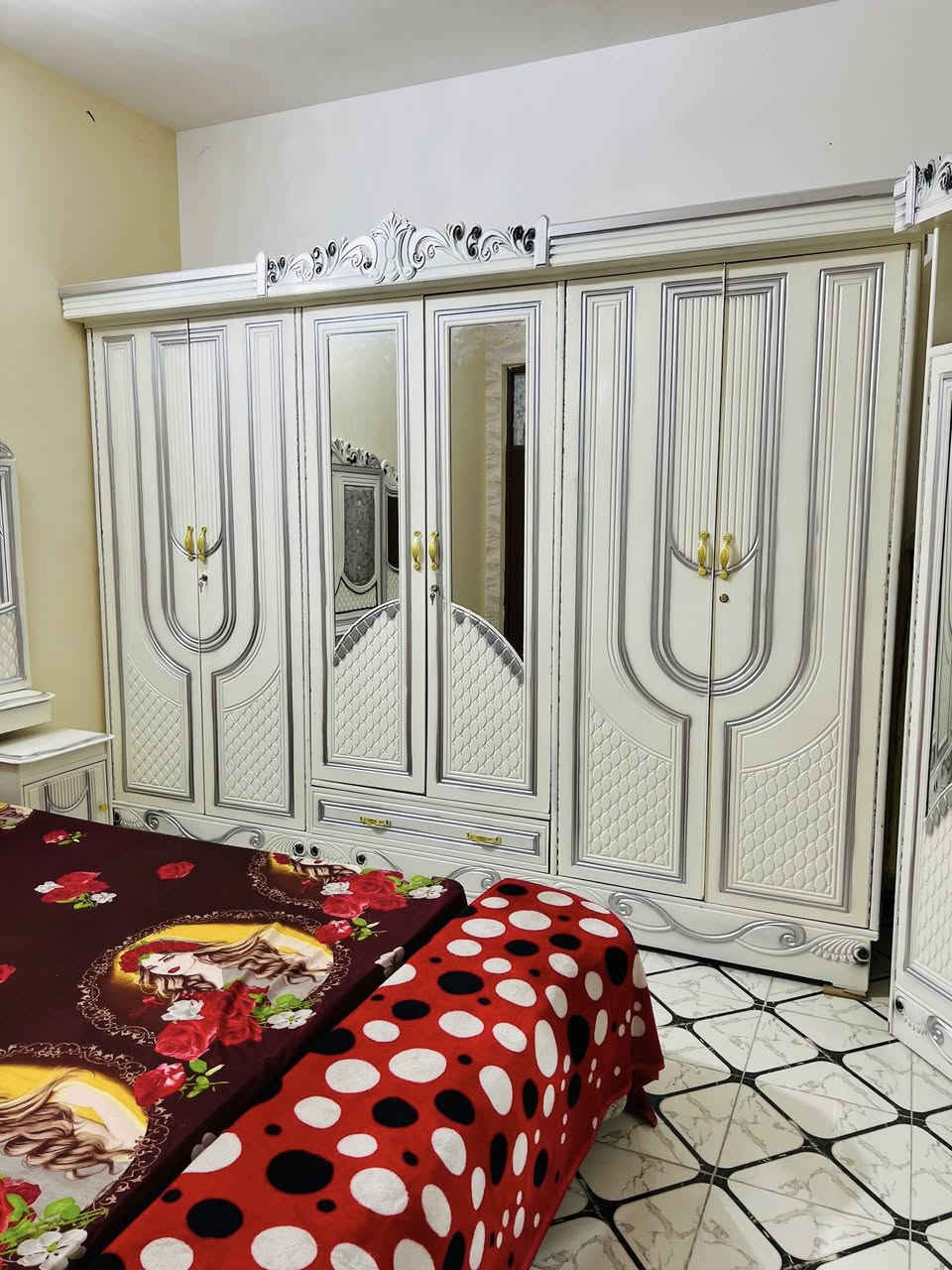 سلام عليكم غرفة البيع جديده سعر مليون و150 وبيها مجال الستفسار رقم الهاتف***********واتساب
